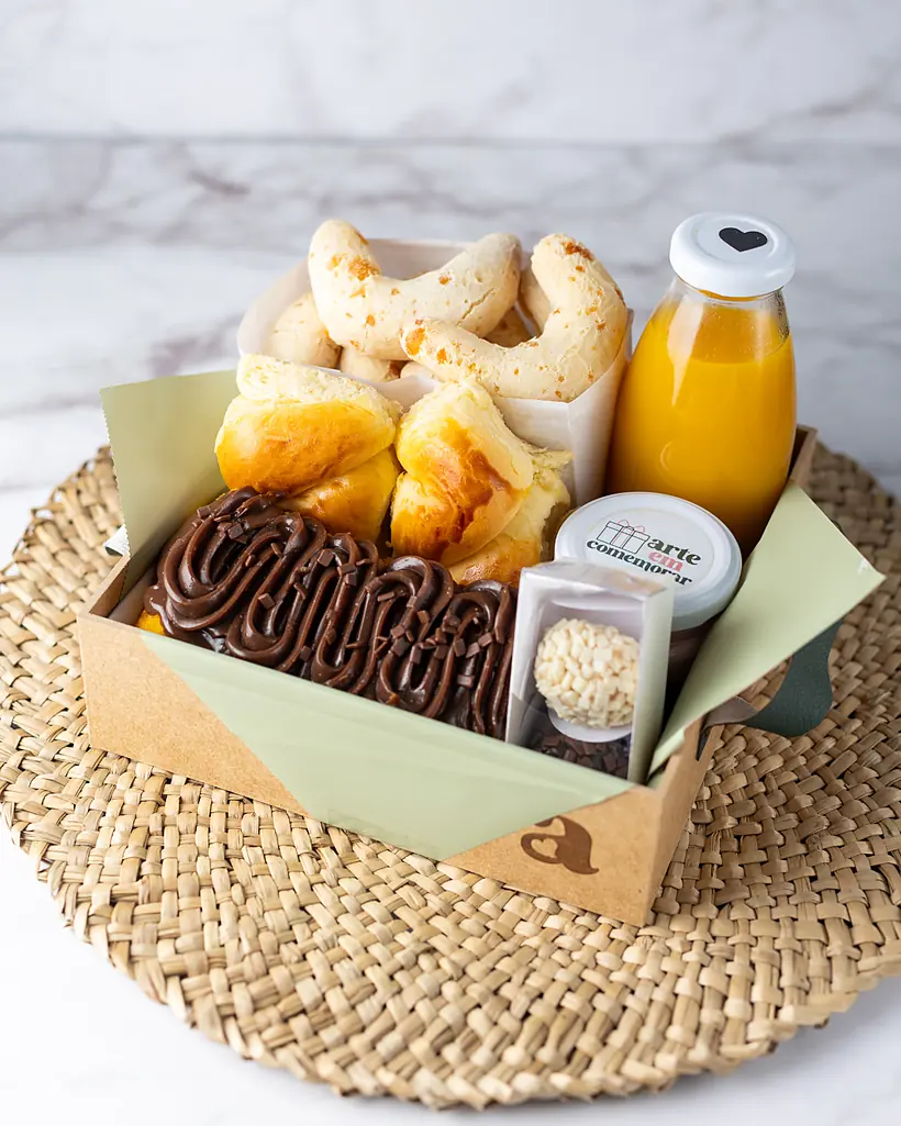 Cesta de café da manhã da Arte em Comemorar com pães, bolo, suco e doces