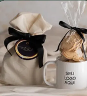 Caneca com biscoitos natalinos