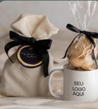 Caneca com biscoitos natalinos